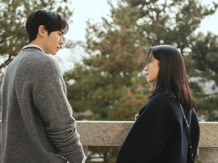 Choo Young Woo dan Kim So Hyun dalam potongan gambar pertama drakor Between Steps/Foto: soompi.com