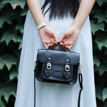 4 Ciri Kepribadian Orang yang Suka Pakai Mini Bag