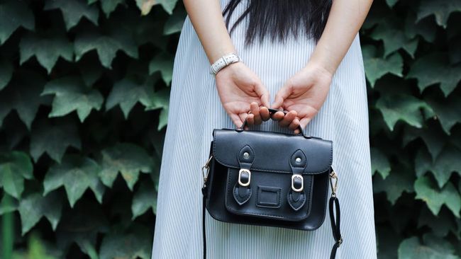 4 Ciri Kepribadian Orang yang Suka Pakai Mini Bag