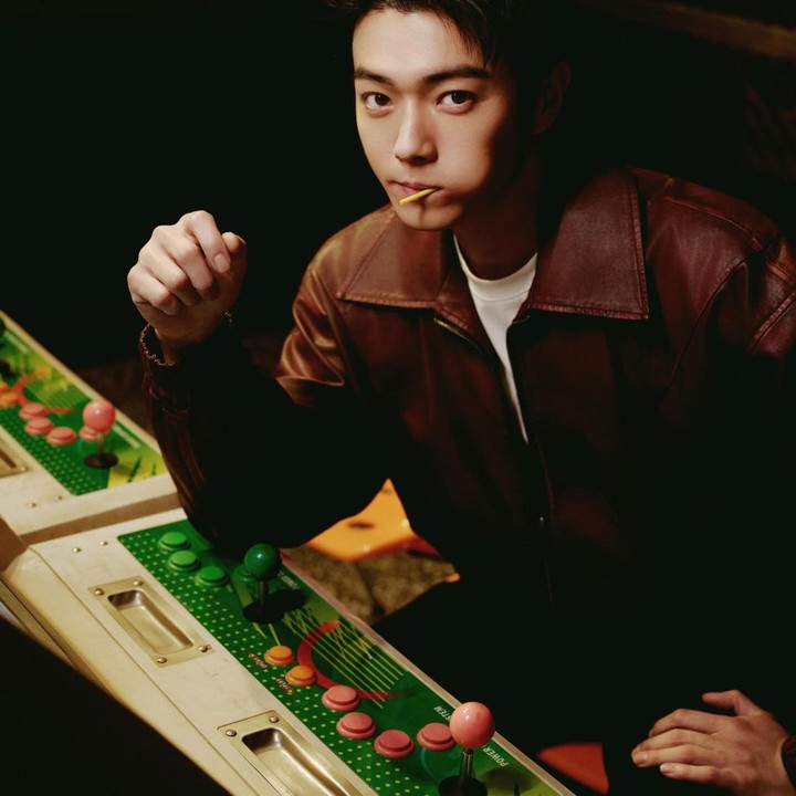 <p>Dalam foto ini, Xu Kai terlihat sedang mengenakan jaket kulit cokelat sambil menikmati permen. Gayanya yang santai semakin membuatnya terlihat tampan dan menggemaskan di waktu yang bersamaan. (Foto: Instagram @sosoalive7)</p>