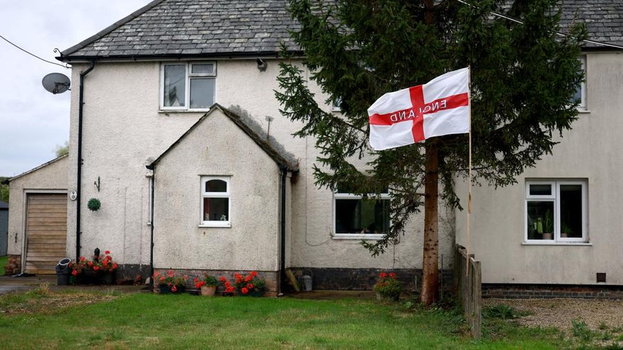 Desa kecil (Piddington) berpenduduk sekitar 400 orang di Oxfordshire, Inggris, menggelar referendum simbolis untuk menentukan apakah desa tersebut tetap menjadi bagian dari Inggris. (REUTERS/Hannah McKay)