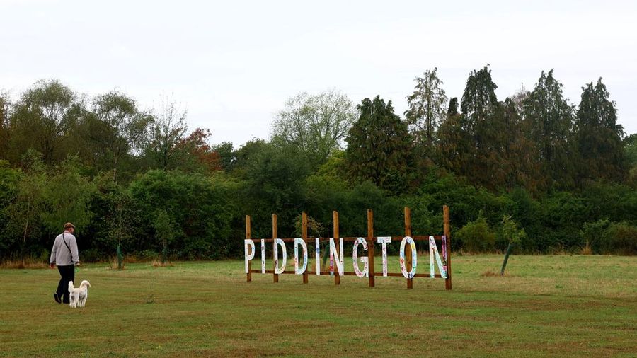 Desa kecil (Piddington) berpenduduk sekitar 400 orang di Oxfordshire, Inggris, menggelar referendum simbolis untuk menentukan apakah desa tersebut tetap menjadi bagian dari Inggris. (REUTERS/Hannah McKay)