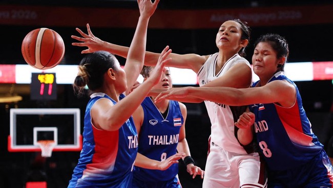 Asian Games - Aichi-Nagoya 2026 - Basketball - Women's - Group A - Indonesia v Thailand - Aichi International Arena, Nagoya, Japan - September 17, 2026 Indonesia's Faizzatus Shoimah in action with Thailand's Supavadee Kunchuan REUTERS/Edgar Su