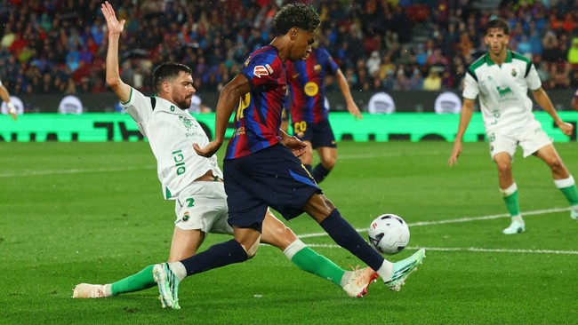 Soccer Football - LaLiga - FC Barcelona v Racing Santander - Spotify Camp Nou, Barcelona, Spain - September 16, 2026 FC Barcelona's Lamine Yamal in action with Racing Santander's Aaron Martin REUTERS/Albert Gea