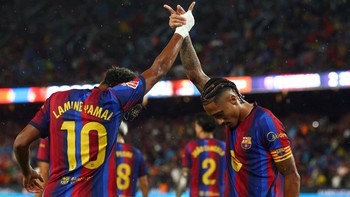 Soccer Football - LaLiga - FC Barcelona v Racing Santander - Spotify Camp Nou, Barcelona, Spain - September 16, 2026 FC Barcelona's Raphinha celebrates scoring their second goal with Lamine Yamal REUTERS/Albert Gea     TPX IMAGES OF THE DAY