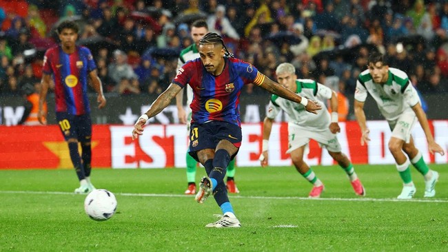 Soccer Football - LaLiga - FC Barcelona v Racing Santander - Spotify Camp Nou, Barcelona, Spain - September 16, 2026 FC Barcelona's Raphinha scores their fifth goal from the penalty spot to complete a hat-trick REUTERS/Albert Gea