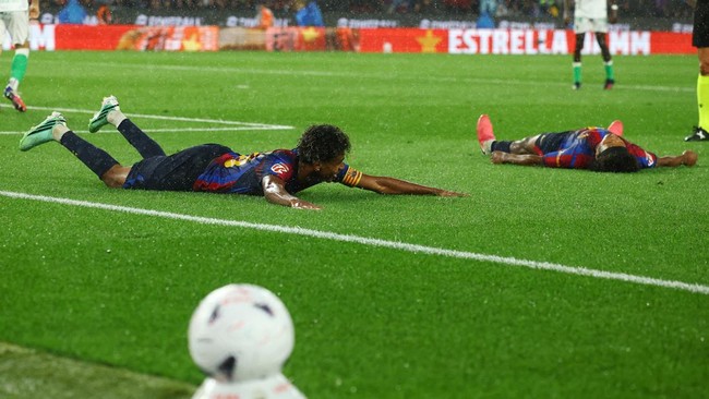 Soccer Football - LaLiga - FC Barcelona v Racing Santander - Spotify Camp Nou, Barcelona, Spain - September 16, 2026 FC Barcelona's Lamine Yamal celebrates scoring their seventh goal with Karim Adeyemi REUTERS/Albert Gea