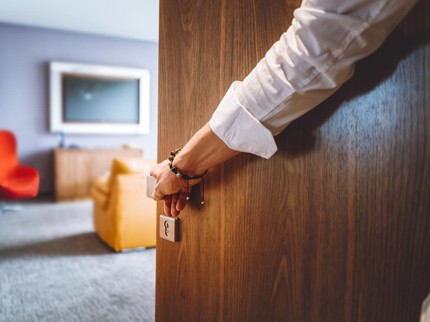 Senang Membukakan Pintu untuk Orang Lain? Ternyata Simpan Ciri Kepribadian Ini