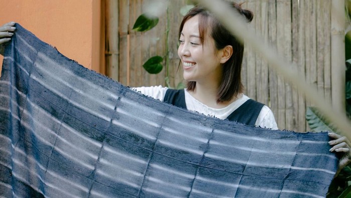 Warna indigo yang reflektif