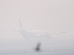 Kabut Asap Ganggu Penerbangan di Bandara SMB II, Puluhan Pesawat Terdampak