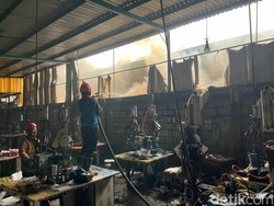Ini Asal Api yang Melahap Pabrik Sepatu di Mojokerto hingga 4 Jam