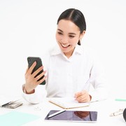 Kenapa Kita Sering Cek HP Padahal Nggak Ada Notifikasi? Ini Penjelasannya