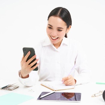 Kenapa Kita Sering Cek HP Padahal Nggak Ada Notifikasi? Ini Penjelasannya