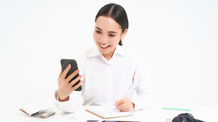 Kenapa Kita Sering Cek HP Padahal Nggak Ada Notifikasi? Ini Penjelasannya