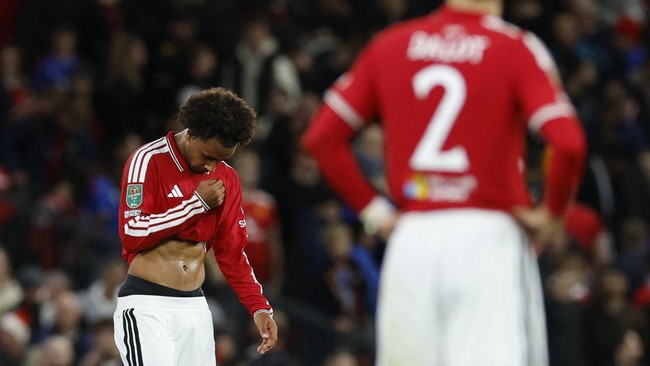 Soccer Football - Carabao Cup - Third Round - Manchester United v Brighton & Hove Albion - Old Trafford, Manchester, Britain - September 16, 2026 Manchester United's Joshua Zirkzee looks dejected after the match Action Images via Reuters/Jason Cairnd