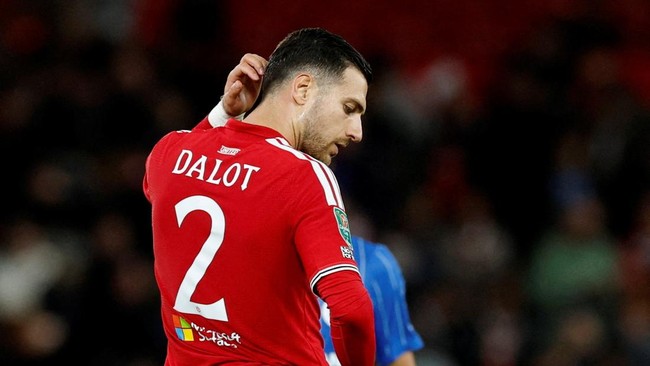 Soccer Football - Carabao Cup - Third Round - Manchester United v Brighton & Hove Albion - Old Trafford, Manchester, Britain - September 16, 2026 Manchester United's Diogo Dalot looks dejected after the match Action Images via Reuters/Jason Cairnduff