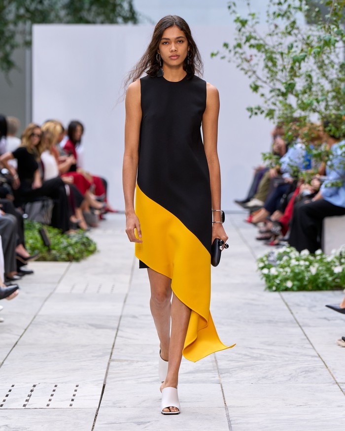 Michael Kors tampilkan koleksi Spring 2027 dalam rangkaian New York Fashion Week, Beauties. Koleksi kali ini terinspirasi dari arsitektur modern dan segala sesuatu yang tak lekang waktu/ Foto: Isidore Montag / Gorunway.com