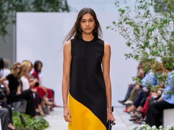 Michael Kors tampilkan koleksi Spring 2027 dalam rangkaian New York Fashion Week, Beauties. Koleksi kali ini terinspirasi dari arsitektur modern dan segala sesuatu yang tak lekang waktu/ Foto: Isidore Montag / Gorunway.com