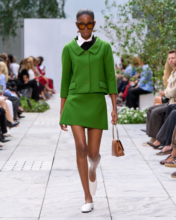 Tampilan berstruktur dengan garis sederhana menegaskan elegansi dan kesan abadi. Namun, adopsi&nbsp;warna yang atraktif dan eye-catching tetap menghasilkan kesan joyful pada tampilan./ Foto: Isidore Montag / Gorunway.