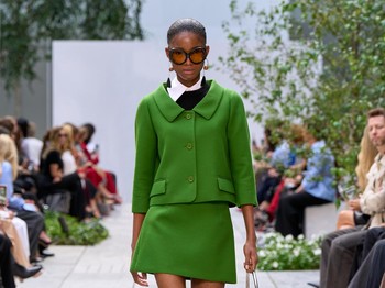 Tampilan berstruktur dengan garis sederhana menegaskan elegansi dan kesan abadi. Namun, adopsi&nbsp;warna yang atraktif dan eye-catching tetap menghasilkan kesan joyful pada tampilan./ Foto: Isidore Montag / Gorunway.