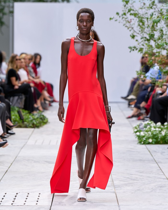 Musim ini juga menandai peluncuran&nbsp;akun Instagram baru, @MichaelKorsCollection, di mana kamu bisa melihat koleksi ready-to-wear dan aksesori, serta detail artistik dan keahlian di balik setiap produknya./ Foto: Isidore Montag / Gorunway.com