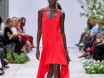 Musim ini juga menandai peluncuran&nbsp;akun Instagram baru, @MichaelKorsCollection, di mana kamu bisa melihat koleksi ready-to-wear dan aksesori, serta detail artistik dan keahlian di balik setiap produknya./ Foto: Isidore Montag / Gorunway.com