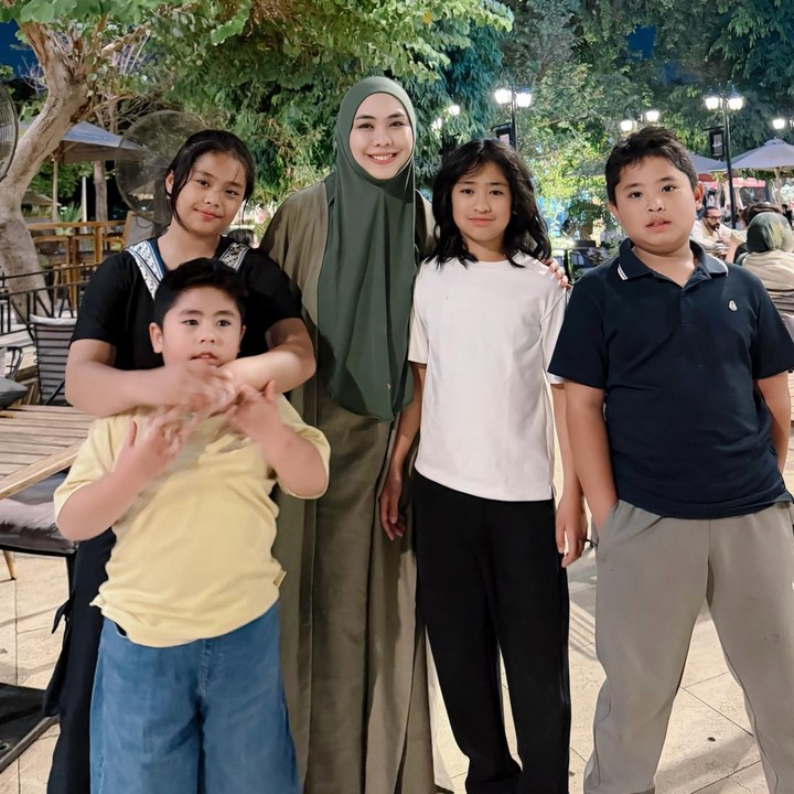 <p>Artis Oki Setiana Dewi kembali ke Mesir usai menghabiskan liburan di Indonesia bersama keluarganya. Seperti diketahui, Oki bersama suami dan empat anaknya telah dua tahun tinggal di Mesir. Selama di Mesir, Oki mengurus keempat anaknya sambil melanjutkan studi di Universitas Al-Azhar. (Foto: Instagram @okisetianadewi)</p>