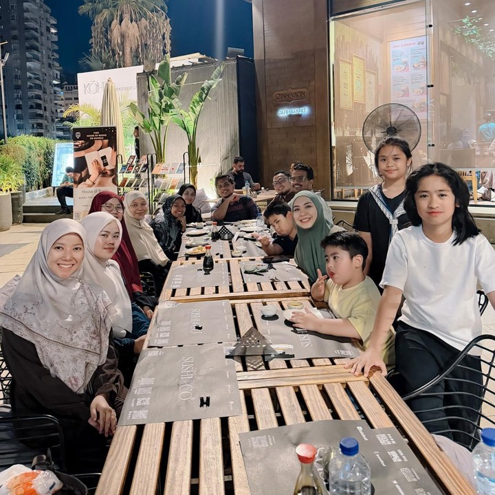 <p>Melalui unggahan di Instagram, Oki membagikan momen saat kumpul bersama ketiga anaknya di Kairo, Mesir. Mereka memilih untuk makan malam bersama dan menikmati suasana malam di kota Kairo. "<em>Cairo night</em>," tulis Oki di <em>caption</em> unggahan. (Foto: Instagram @okisetianadewi)</p>