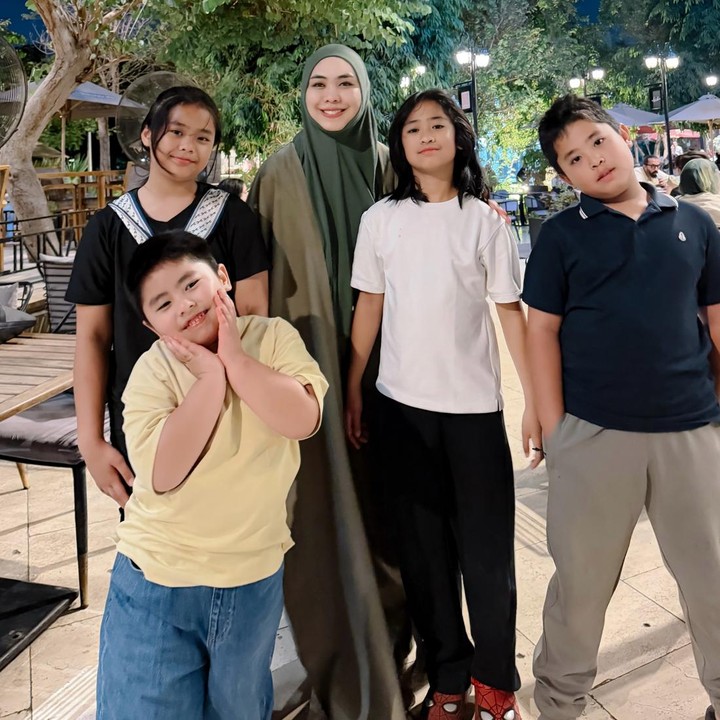 <p>Di <em>postingan</em> ini, Oki juga menunjukkan ekspresi bahagia keempat anaknya saat <em>quality time</em> bersama, Bunda. Oki berharap anak-anaknya bisa selalu bahagia dan tumbuh menjadi anak yang sehat. "Bahagia selalu, anak-anak Umma. Tumbuh sehat, tumbuh hebat," ungkap perempuan 37 tahun ini. (Foto: Instagram @okisetianadewi)</p>
