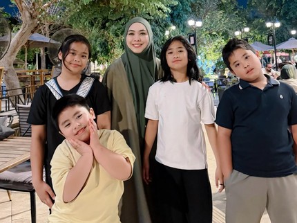 Terpopuler: Potret Oki Setiana Dewi dan Anak-anak Kembali ke Mesir