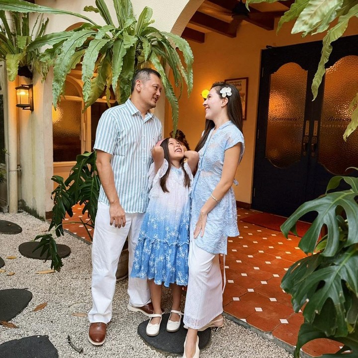 <p>Olivia dan Arief diketahui telah mengarungi rumah tangga selama 12 tahun. Rumah tangga keduanya jauh dari gosip miring. Sebaliknya, mereka semakin terlihat harmonis dengan membagikan kebahagiaanya bersama sang putri, Aurora Jensen Purnama.&nbsp;(Foto: Instagram @oliviajensen)</p>