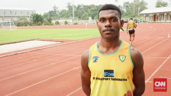 Para atlet Papua Athletics Center (PAC) menjalani latihan di Mimika Sport Complex (MSC) di Papua Tengah pada Rabu (16/9).