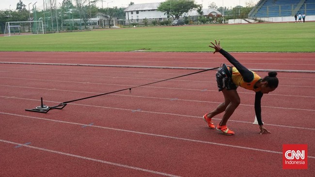 Para atlet Papua Athletics Center (PAC) menjalani latihan di Mimika Sport Complex (MSC) di Papua Tengah pada Rabu (16/9).