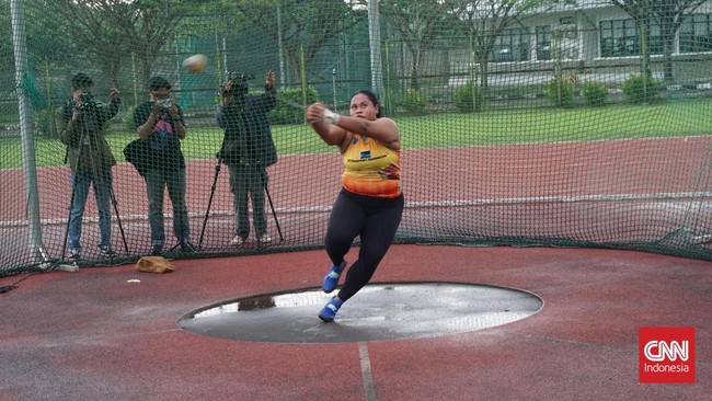 Para atlet Papua Athletics Center (PAC) menjalani latihan di Mimika Sport Complex (MSC) di Papua Tengah pada Rabu (16/9).