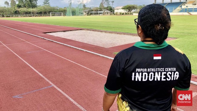 Para atlet Papua Athletics Center (PAC) menjalani latihan di Mimika Sport Complex (MSC) di Papua Tengah pada Rabu (16/9).
