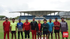 Para atlet Papua Athletics Center (PAC) menjalani latihan di Mimika Sport Complex (MSC) di Papua Tengah pada Rabu (16/9).