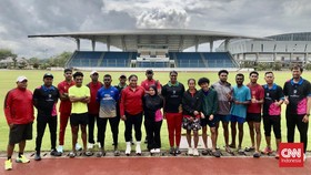 Para atlet Papua Athletics Center (PAC) menjalani latihan di Mimika Sport Complex (MSC) di Papua Tengah pada Rabu (16/9).