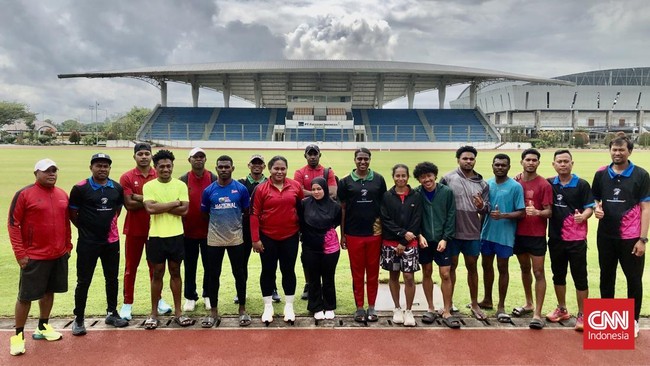 Para atlet Papua Athletics Center (PAC) menjalani latihan di Mimika Sport Complex (MSC) di Papua Tengah pada Rabu (16/9).