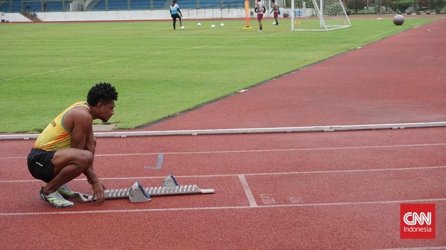Para atlet Papua Athletics Center (PAC) menjalani latihan di Mimika Sport Complex (MSC) di Papua Tengah pada Rabu (16/9).