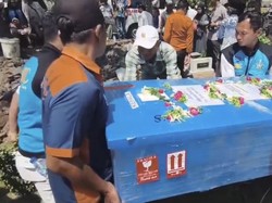 Haru Suasana Pemakaman Jenazah Korban KM Virgo Asal Surabaya