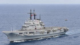 Kapal induk ITS Giuseppe Garibaldi-551 (kiri) berlayar bersama KRI Brawijaya-320 (kedua kanan) dan KRI Prabu Siliwangi-321 di Perairan Bangka, Bangka Belitung, Kamis (17/9/2026). KRI Brawijaya-320, KRI Prabu Siliwangi-321, dua Helikopter AS565 Panthe