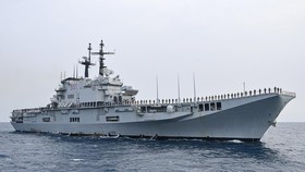 Kapal Induk Giuseppe Garibaldi tiba di Tanjung Priok, Jakarta.