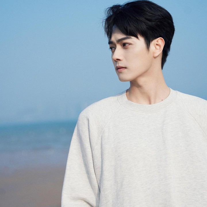 <p>Pesona Xu Kai memang sulit untuk dilewatkan. Perpaduan karakter misterius dan visualnya yang memikat tentunya membuat penonton semakin penasaran dengan perjalanannya sebagai Shen Run dalam <em>Spring of the Blade</em>. (Foto: Instagram @sosoalive7)</p>