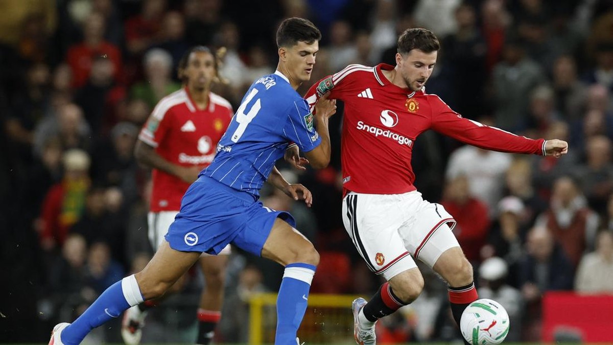 Soccer Football - Carabao Cup - Third Round - Manchester United v Brighton & Hove Albion - Old Trafford, Manchester, Britain - September 16, 2026 Manchester United's Mason Mount in action with Brighton and Hove Albion's Chema Andres Action Images via