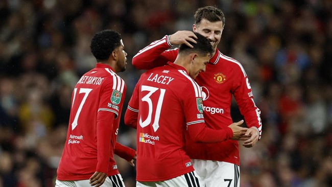 Soccer Football - Carabao Cup - Third Round - Manchester United v Brighton & Hove Albion - Old Trafford, Manchester, Britain - September 16, 2026 Manchester United's Shea Lacey celebrates scoring their first goal with Mason Mount and Andrey Santos Ac