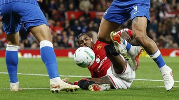 Soccer Football - Carabao Cup - Third Round - Manchester United v Brighton & Hove Albion - Old Trafford, Manchester, Britain - September 16, 2026 Manchester United's Marcus Rashford in action with Brighton and Hove Albion's Pascal Struijk Action Imag
