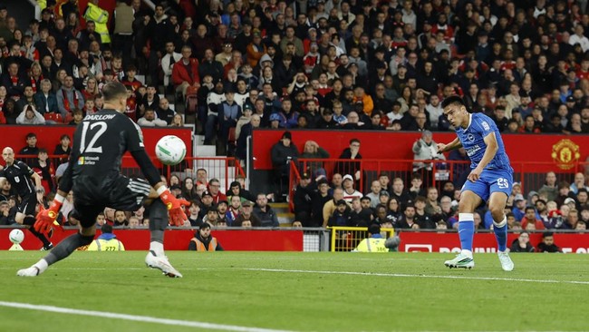 Soccer Football - Carabao Cup - Third Round - Manchester United v Brighton & Hove Albion - Old Trafford, Manchester, Britain - September 16, 2026 Brighton and Hove Albion's Diego Gomez shoots at goal Action Images via Reuters/Jason Cairnduff EDITORIA