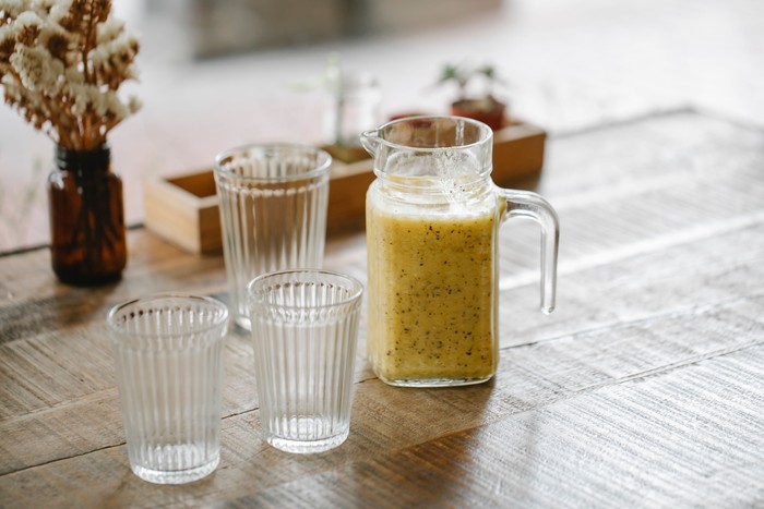 Pilihlah minuman yang dapat memenuhi kebutuhan hidrasi, memiliki kadar gula tambahan yang rendah, serta melengkapi hidangan utama tanpa menyumbang kalori tersembunyi dalam jumlah besar. Minuman ini adalah teh tawar, minuman yogurt, matcha latte, dan chia fresca.