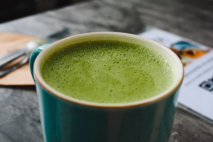 Pilihlah minuman yang dapat memenuhi kebutuhan hidrasi, memiliki kadar gula tambahan yang rendah, serta melengkapi hidangan utama tanpa menyumbang kalori tersembunyi dalam jumlah besar. Minuman ini adalah teh tawar, minuman yogurt, matcha latte, dan chia fresca.