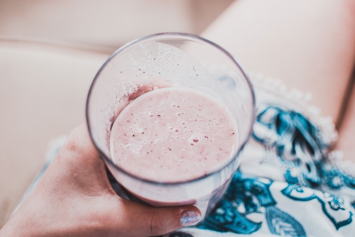 Pilihlah minuman yang dapat memenuhi kebutuhan hidrasi, memiliki kadar gula tambahan yang rendah, serta melengkapi hidangan utama tanpa menyumbang kalori tersembunyi dalam jumlah besar. Minuman ini adalah teh tawar, minuman yogurt, matcha latte, dan chia fresca.